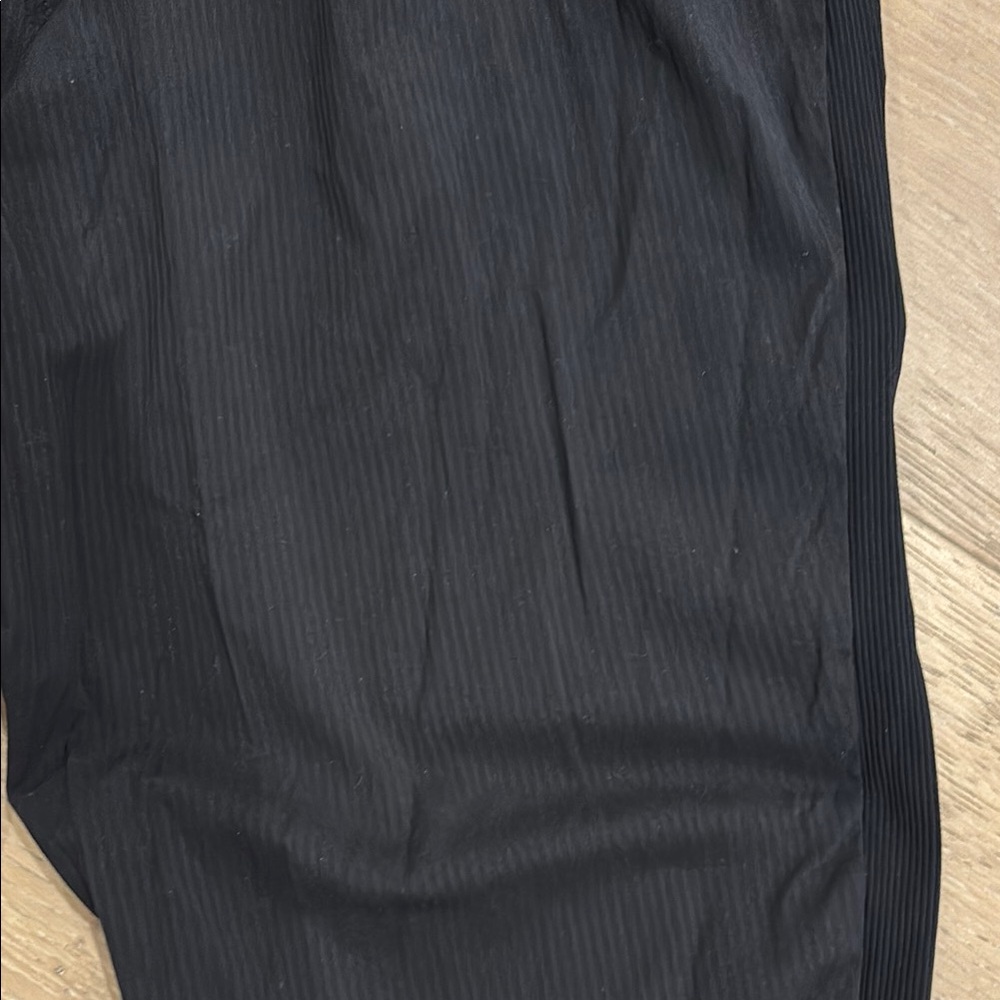 Lululemon Women’s Black Jogger Pants, size 4. EUC - Picture 4 of 6